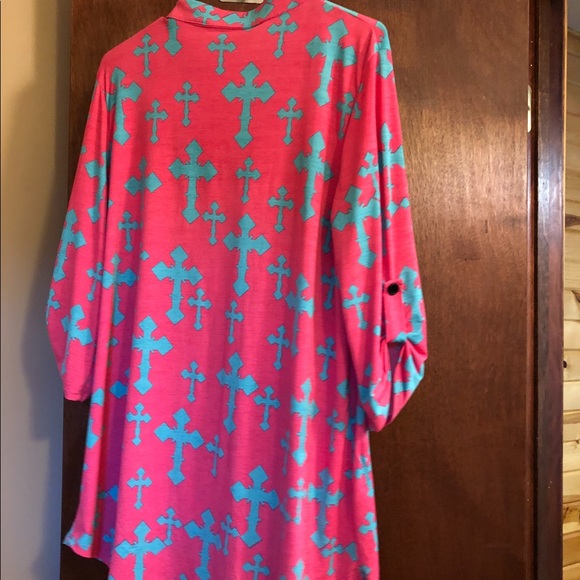 Cross v-neck - Picture 2 of 2